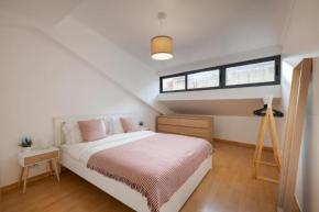 Central Gem IV - Lisbon Trendy Santos District with Dedicated Workspace